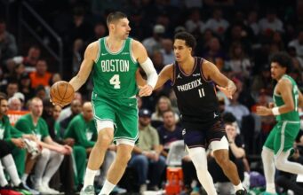 Liderados por Derek White, os Celtics giravam em torno dos Suns, que tinham poucos jogadores.