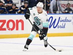 Os Krakens atacam os lutadores Canucks.