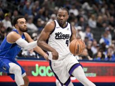 Precious Achiova teve uma noite de carreira enquanto os Kings perdiam os Mavericks.