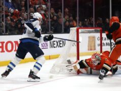 O gol de Chris Kreider no final do OT coloca os Ducks à frente dos Jets.