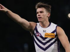 Caleb Serong assina contrato: meio-campista estrela em extensão de longo prazo com Fremantle Dockers
