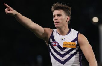 Caleb Serong assina contrato: meio-campista estrela em extensão de longo prazo com Fremantle Dockers