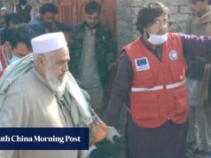 No Paquistão, 11 soldados e uma criança morreram quando um veículo carregado com explosivos colidiu com um posto de segurança.