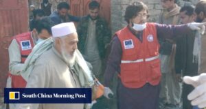 No Paquistão, 11 soldados e uma criança morreram quando um veículo carregado com explosivos colidiu com um posto de segurança.