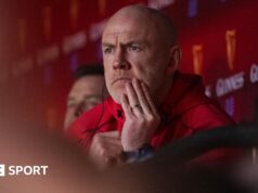 Sam Warburton diz que o técnico do País de Gales, Steve Tandy, precisa de ajuda na defesa.