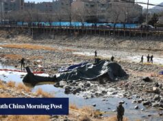 Um helicóptero militar Cobra pousa na Coreia do Sul após um acidente fatal em treinamento