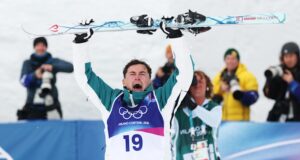 Cooper Woods conquistou a medalha de ouro para a Austrália em Milano Cortina