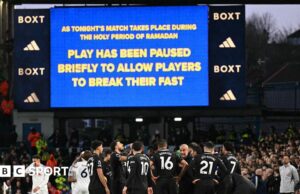 Leeds v Man City: Vaias são ouvidas durante o intervalo do Ramadã em Elland Road.