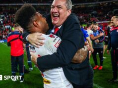 Super League: O presidente-executivo do St Helens, Mike Rush, deixa o cargo.