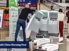 Um tribunal de Hong Kong concedeu fiança a um britânico que filmou vandalismo num quiosque de aeroporto.