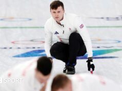 Jogos Olímpicos de Inverno de 2026: Bruce Mott responde enquanto os favoritos do curling masculino começam com vitória na Grã-Bretanha