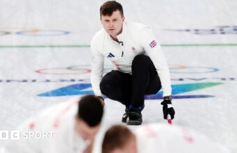 Jogos Olímpicos de Inverno de 2026: Bruce Mott responde enquanto os favoritos do curling masculino começam com vitória na Grã-Bretanha