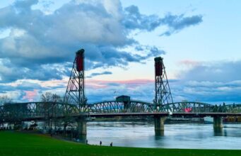 Um mau funcionamento mecânico causou o fechamento da ponte Hawthorne.