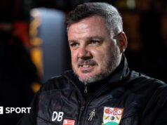 Chefe do Barnet suspenso por nove jogos por abusar de árbitra