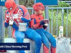 ‘Homem-Aranha’ investiga exploração de crianças mendicantes na Malásia com uma mendiga
