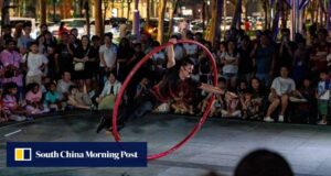 Artista de rua de Cingapura ‘atordoado como um vegetal’ depois de assistir à apresentação do ex-PM Lee
