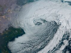 Satélites veem um ciclone bomba atingindo o nordeste dos EUA com neve e relâmpagos