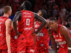 Christian Doolittle comemora a conquista do prêmio Perth Wildcats MVP quando Martin Catlini se junta ao Hall da Fama do clube