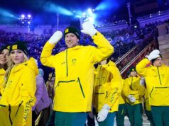 Magníficos atletas olímpicos australianos comemoram as medalhas da Itália