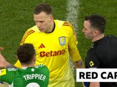 FA Cup: O goleiro do Aston Villa, Marco Bezos, foi expulso por uma entrada imprudente sobre Jacob Murphy, do Newcastle.