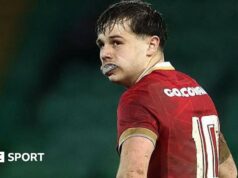 O adolescente do Scarlets, Carwyn Leggett-Jones, teve outra chance aos 10 anos.