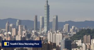 As autoridades de Hong Kong ofereceram ajuda à família de um homem encontrado morto num hotel de Taipei.
