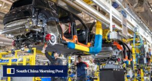 A fabricante chinesa de veículos elétricos Geely aposta em tecnologia de longo alcance e carregamento rápido contra outra guerra de preços.