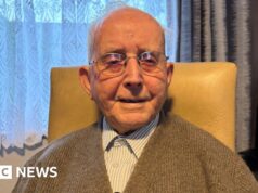 O ex-cutman, de 102 anos, que deixou sua marca na Copa do Mundo.