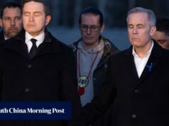 Carney, líder da oposição, do Canadá, dá as mãos durante posto de controle de tiroteio em escola