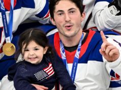 Filhos de Johnny Gaudreau comemoram vitória no hóquei nos EUA