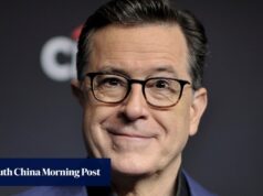 O crítico de Trump, Colbert, diz que a CBS bloqueou a entrevista do candidato democrata.