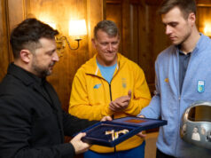 Volodymyr Zelenskiy premia o piloto ucraniano e elogia seu gesto