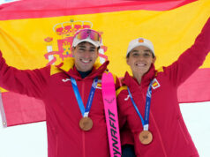 Oriol Cardona e Ana Alonso, porta-bandeiras espanholas na cerimônia de encerramento
