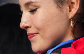 Orgulho e drama para Elaine Gu, desde o tão esperado ouro até perceber que perdeu um ente querido