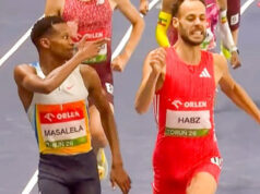 Um jogador é desclassificado por sinalizar um “tiro” para um adversário na linha de chegada