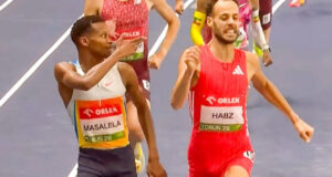 Um jogador é desclassificado por sinalizar um “tiro” para um adversário na linha de chegada