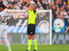 Ela esfaqueia o marido quando ele confunde seus insultos ao VAR Atlanta-Nápoles com ataques a ela