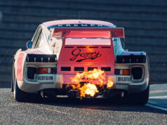 Por que a maioria dos carros de corrida solta fogo pelo escapamento e por que isso nunca acontece nos carros de Fórmula 1?