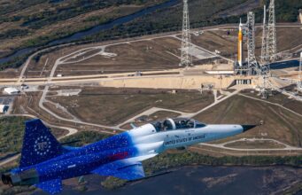 O foguete lunar Artemis 2 da NASA sobrevoa a lua em 5 de fevereiro de 2025.