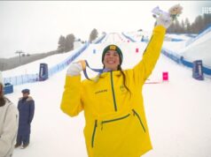 Anthony levanta os braços para comemorar o ouro