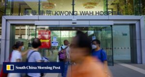 A polícia de Hong Kong está investigando a morte de um homem de 60 anos que caiu de um andaime de bambu.