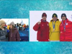 Britt Cox chora ao olhar para as joias de Woods