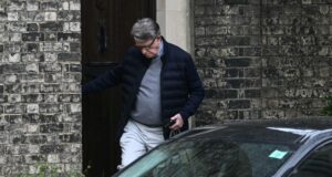 Escândalo de Epstein: Ex-embaixador Mandelson libertado sob fiança – Europa