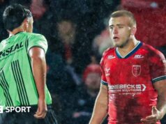 Mikey Lewis: O zagueiro de Hull evita suspensão no World Club Challenge.