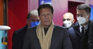 Ex-jogadores da Inglaterra querem que Imran Khan seja tolerante