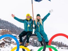 Scott e Woods nomearam a cerimônia de travamento da bandeira após ganhar a medalha