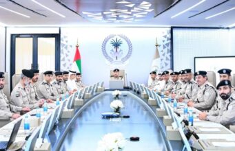 O Conselho do Comando da Polícia de Sharjah discute a melhoria do desempenho da segurança