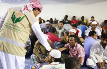 “Sharjah Charity” distribui 900.000 refeições iftar para pessoas em jejum