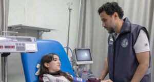 O Hospital Flutuante dos Emirados em Al-Arish dá esperança a uma menina palestina que sofre de um raro problema de saúde