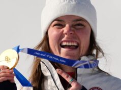 Medalhas de atletas olímpicos são quebradas durante cerimônia